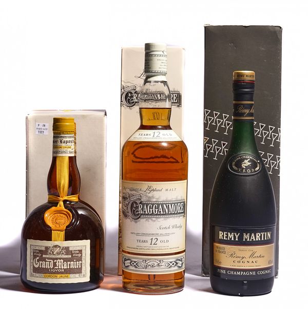 A 1L BOTTLE OF CRAGGANMORE WHISKY, 1 REMY MARTIN COGNAC AND 1 GRAND MARNIER