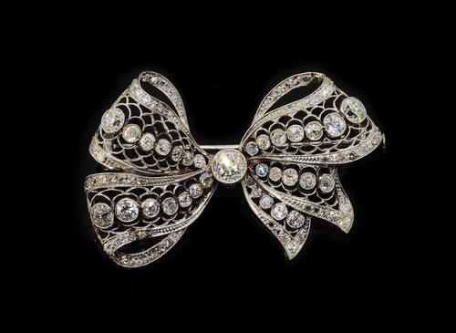 A BELLE EPOQUE DIAMOND BOW SET BROOCH