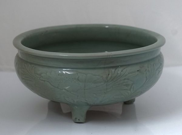 A LARGE CHINESE LONGQUAN CELADON GLAZED TRIPOD CENSER