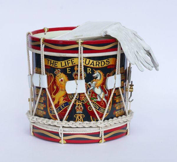 THE LIFE GUARDS, HOUSEHOLD CAVALRY, MILITARY DRUM AND WHITE GLOVES (3)