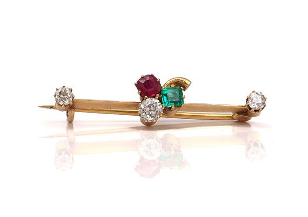 A GOLD, DIAMOND, EMERALD AND RUBY BAR BROOCH