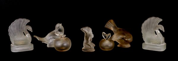 LALIQUE: FOUR FROSTED GLASS ORNAMENTS INCLUDING TWO PERFUME BOTTLES (7)
