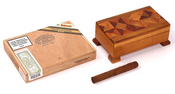 A SEALED BOX OF HOYO DE MONTERREY 2011 LIMITED EDITION CIGARS AND A MARQUETRY CIGAR BOX (2)