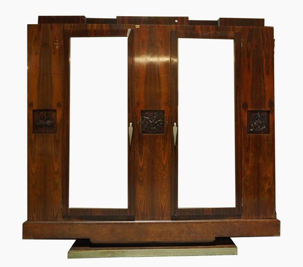 AN EARLY 20TH CENTURY WALNUT TRIPLE WARDROBE