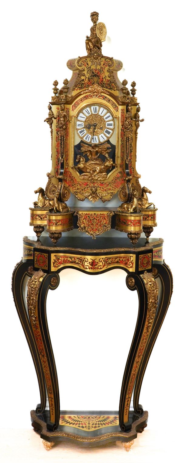 A REPRODUCTION GILTMETAL-MOUNTED ‘BOULLE’ MANTEL CLOCK AND TABLE ENSUITE