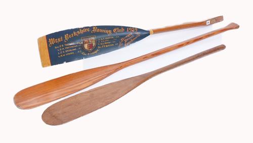 AN ENGLISH PAINTED WEST BERKSHIRE ROWING CLUB PRESENTATION OAR (3)