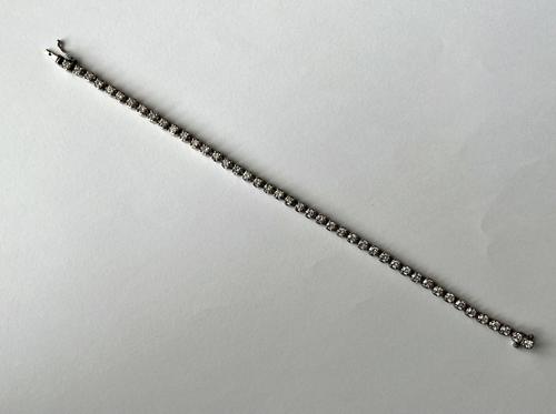AN 18CT WHITE GOLD AND DIAMOND SET TENNIS BRACELET