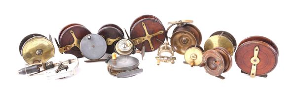 A GROUP OF FOURTEEN FISHING REELS INCLUDING TWO HARDY’S PATENT, FOUR BRASS AND FIVE MAHOGANY EXAMPLES (14)