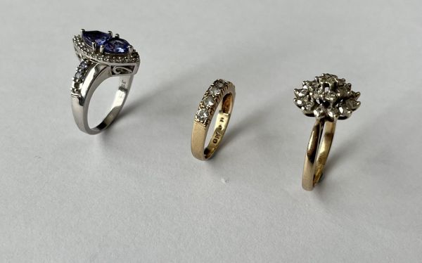 A 9CT GOLD AND DIAMOND CLUSTER RING AND TWO FURTHER RINGS (3)