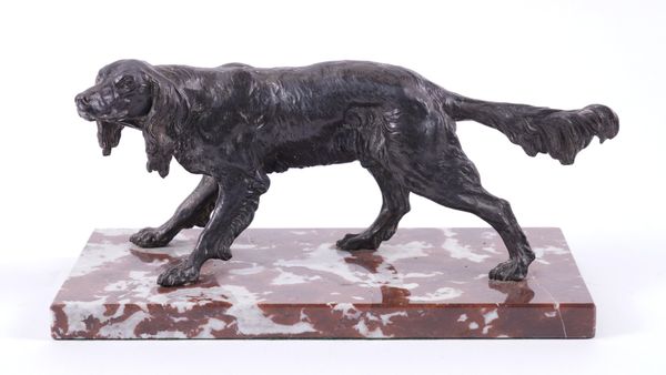 A BRONZE ANIMALIER SCULPTURE OF A RETRIEVER OR SETTER