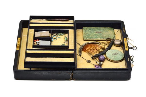 A GROUP OF JEWELLERY AND COLLECTABLES