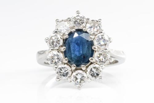 A SAPPHIRE AND DIAMOND OVAL CLUSTER RING