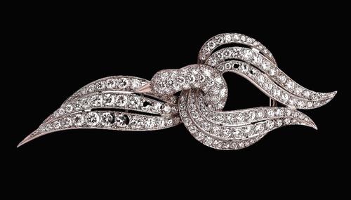 A DIAMOND AND COLOURED DIAMOND BROOCH