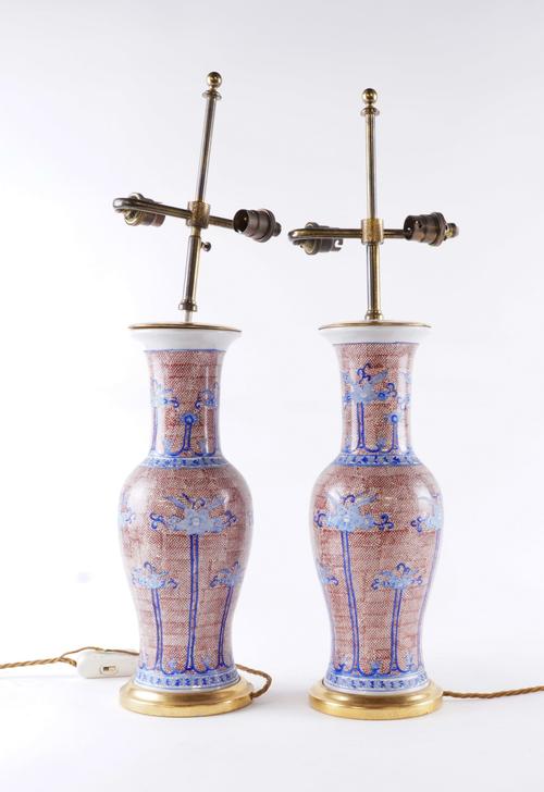 A PAIR OF CHINESE PORCELAIN SLENDER TABLE LAMPS (2)