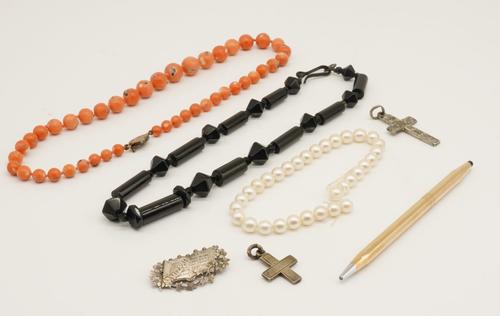 SIX ITEMS OF JEWELLERY AND A CROSS GILT METAL BALLPOINT PEN (7)