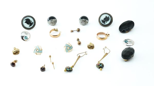 A PAIR OF BLUE ZIRCON SINGLE STONE EARSTUDS AND TEN FURTHER PAIRS OF EARRINGS AND EARSTUDS (12)
