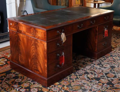 A MAHOGANY EIGHT DRAWER PEDESTAL DESK