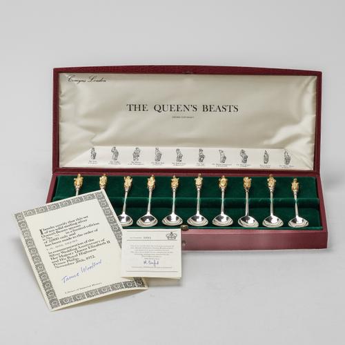 A SET OF TEN SILVER SPOONS, CASED