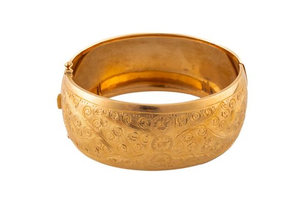 AN ITALIAN GOLD OVAL HINGED BANGLE
