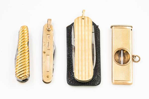 THREE POCKET KNIVES AND A 9CT GOLD MOUNTED CIGAR CUTTER (4)