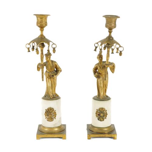 A PAIR OF REGENCY GILT-BRASS AND MARLBE MOUNTED CHINOISERIE STYLE CANDLESTICKS (2)