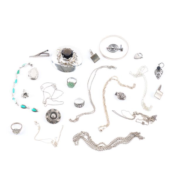 A GROUP OF MOSTLY SILVER JEWELLERY (23)