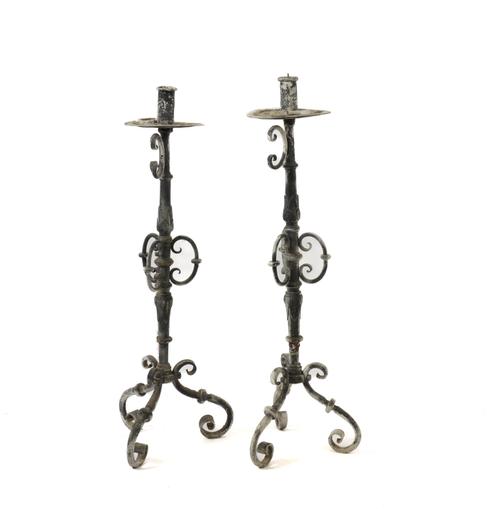 A PAIR OF REGENCE STYLE LEAD ALLOY METAL FLOOR STANDING CANDLESTICKS (2)