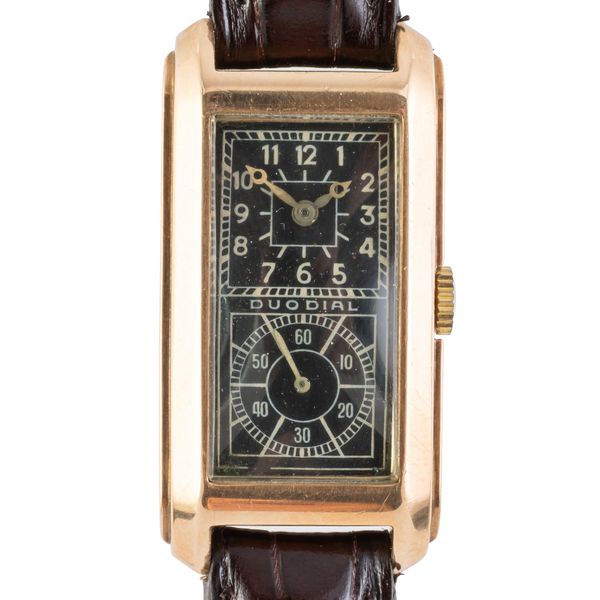 A DUODIAL VERTEX MOVEMENT WATCH IN 9CT GOLD