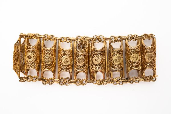 AN ASIAN GOLD FILIGREE BRACELET