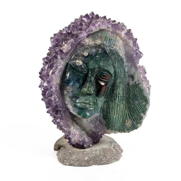 A CARVED AMETHYST AND POLISHED STONE SCULPTURE OF A FEMALE FACE