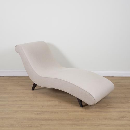 A MODERN CREAM UPHOLSTERED CHAISE LONGUE