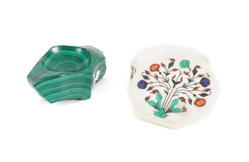 AN INDIAN HARDSTONE INLAID PIETRA DURA OCTAGONAL BOX AND COVER (2)