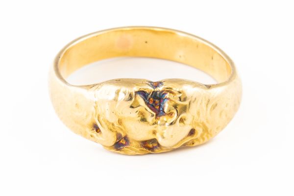 AN ART NOUVEAU GOLD RING