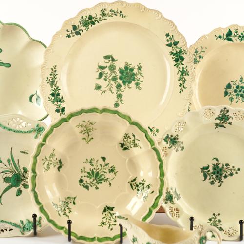 A GROUP OF EIGHT PIECES OF ENGLISH CREAMWARE (8)