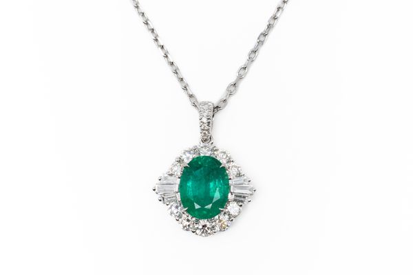 AN EMERALD AND DIAMOND PENDANT NECKLACE (2)