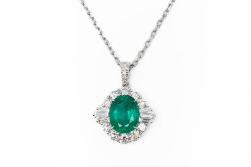 AN EMERALD AND DIAMOND PENDANT NECKLACE (2)