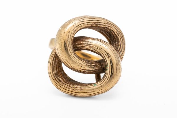 A GOLD OVAL LINK RING