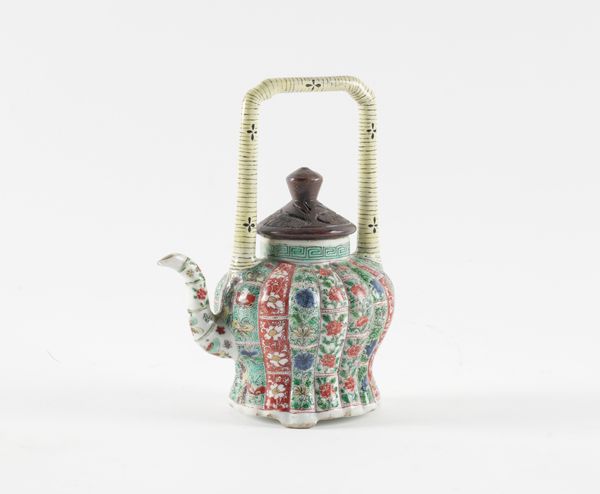 A CHINESE FAMILLE VERTE TEAPOT (2)