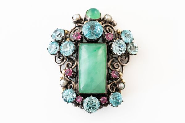 ATTRIBUTED TO DORRIE NOSSITER: A GEMSET BROOCH