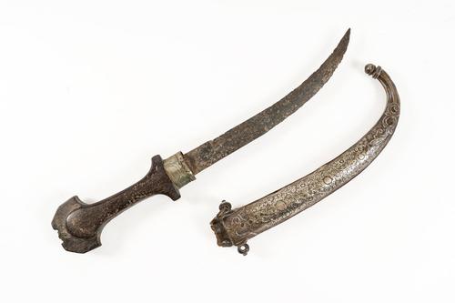 AN ISLAMIC KHANJAR DAGGER WITH DECORATIVE SILVERED SCABBARD