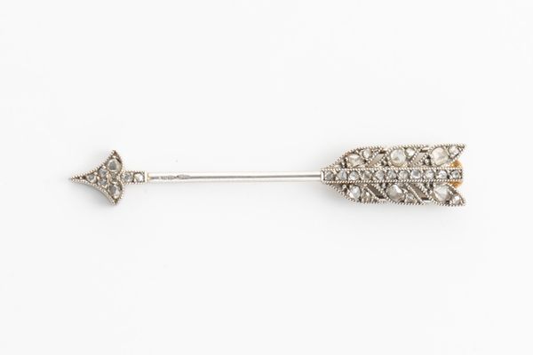 AN EARLY 20TH CENTURY DIAMOND ARROW PIN