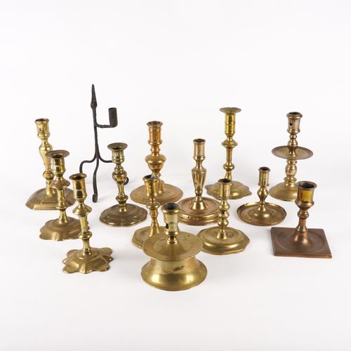 A GROUP OF THIRTEEN EUROPEAN AND ENGLISH BRASS CANDELSTICKS (14)