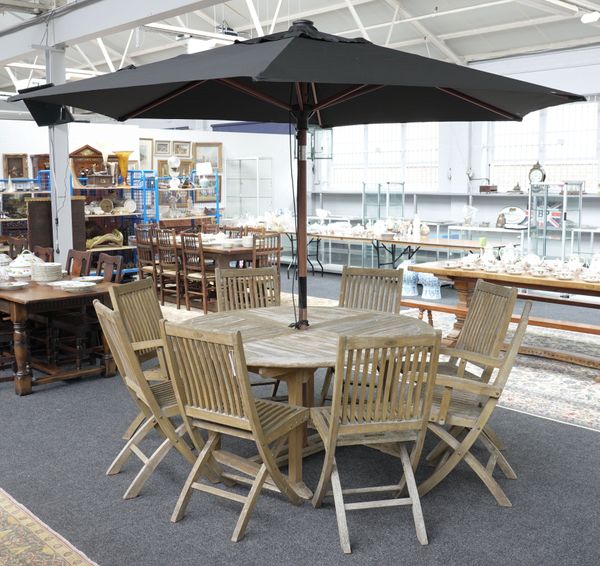 A TEAK CIRCULAR GARDEN TABLE (10)