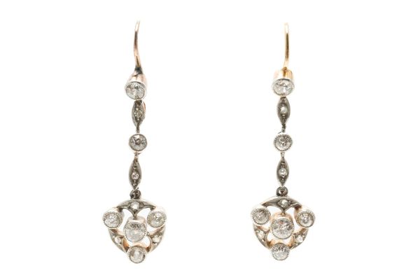 A PAIR OF DIAMOND PENDANT CLUSTER EARINGS (2)