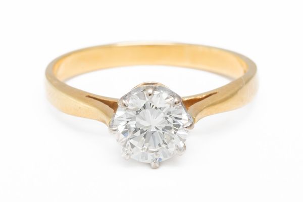 A DIAMOND SOLITAIRE RING (2)