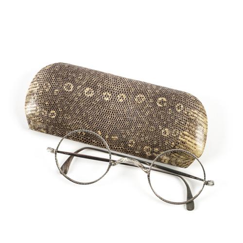 A PAIR OF 9CT WHITE GOLD GLASSES FRAMES