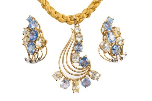 A SAPPHIRE AND DIAMOND PENDANT NECKLACE AND EARRINGS