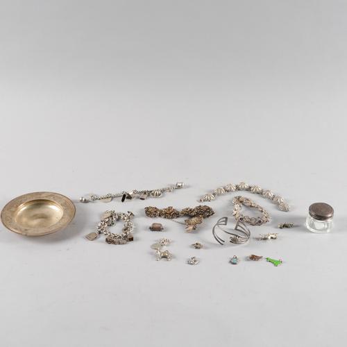 A GROUP OF SILVER AND JEWELLERY (QTY)
