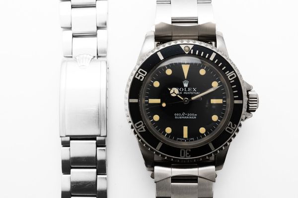 A ROLEX OYSTER PERPETUAL SUBMARINER WRISTWATCH REF. 5513 (2)