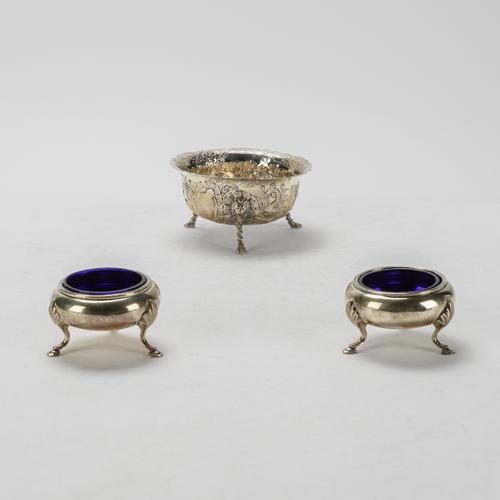 A VICTORIAN SILVER BOWL AND A PAIR OF VICTORIAN SILVER SALTS (3)